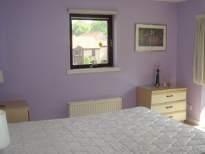 3 bedrooms, iron/ironing board, WiFi, bed sheets - 20 minute walk to the Old Course (St Andrews)