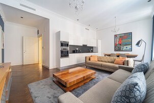 Deluxe-huoneisto, 2 makuuhuonetta | Tallelokero huoneessa, yksilöllisesti sisustettu