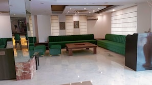 Lobby sitting area - Surasena Regalvista (Agra)