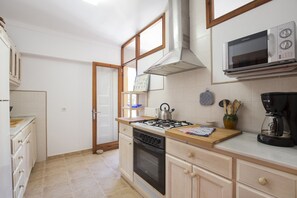 Een koelkast, een microgolfoven, een oven, een vaatwasser