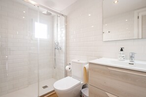 Een douche, een haardroger, handdoeken