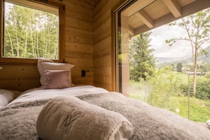 Quartos à prova de som, berços grátis, Wi-Fi de cortesia, roupa de cama
