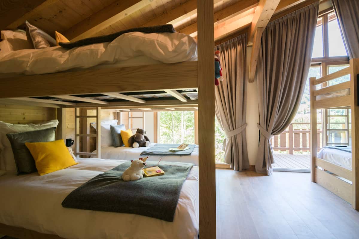 4 bedrooms, soundproofing, free cots/infant beds, free WiFi