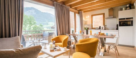 Chalet, 4 Schlafzimmer | Wohnbereich | Flachbildfernseher