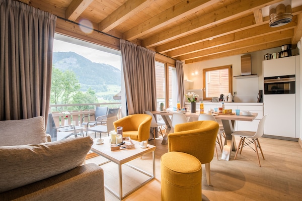 Chalet, 4 habitaciones | Área de sala de estar | Televisión de pantalla plana y futbolito