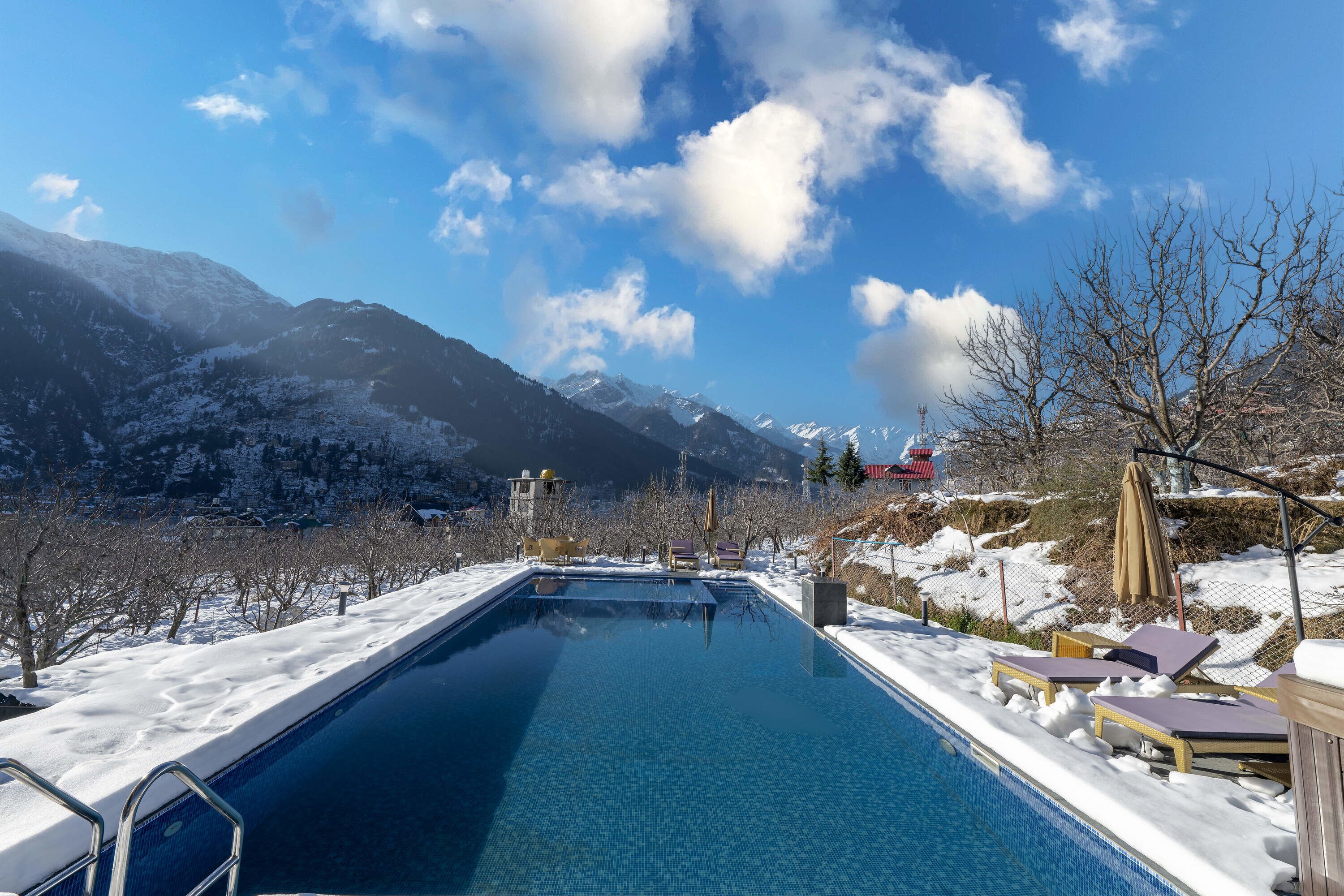 Una piscina al aire libre (de 08:00 a 18:00), sombrillas, tumbonas