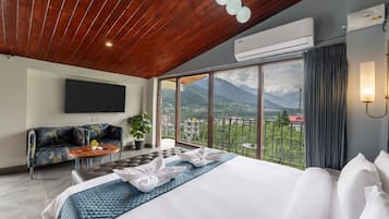 Premium Studio Suite, Balcony, Mountain View | Mountain view