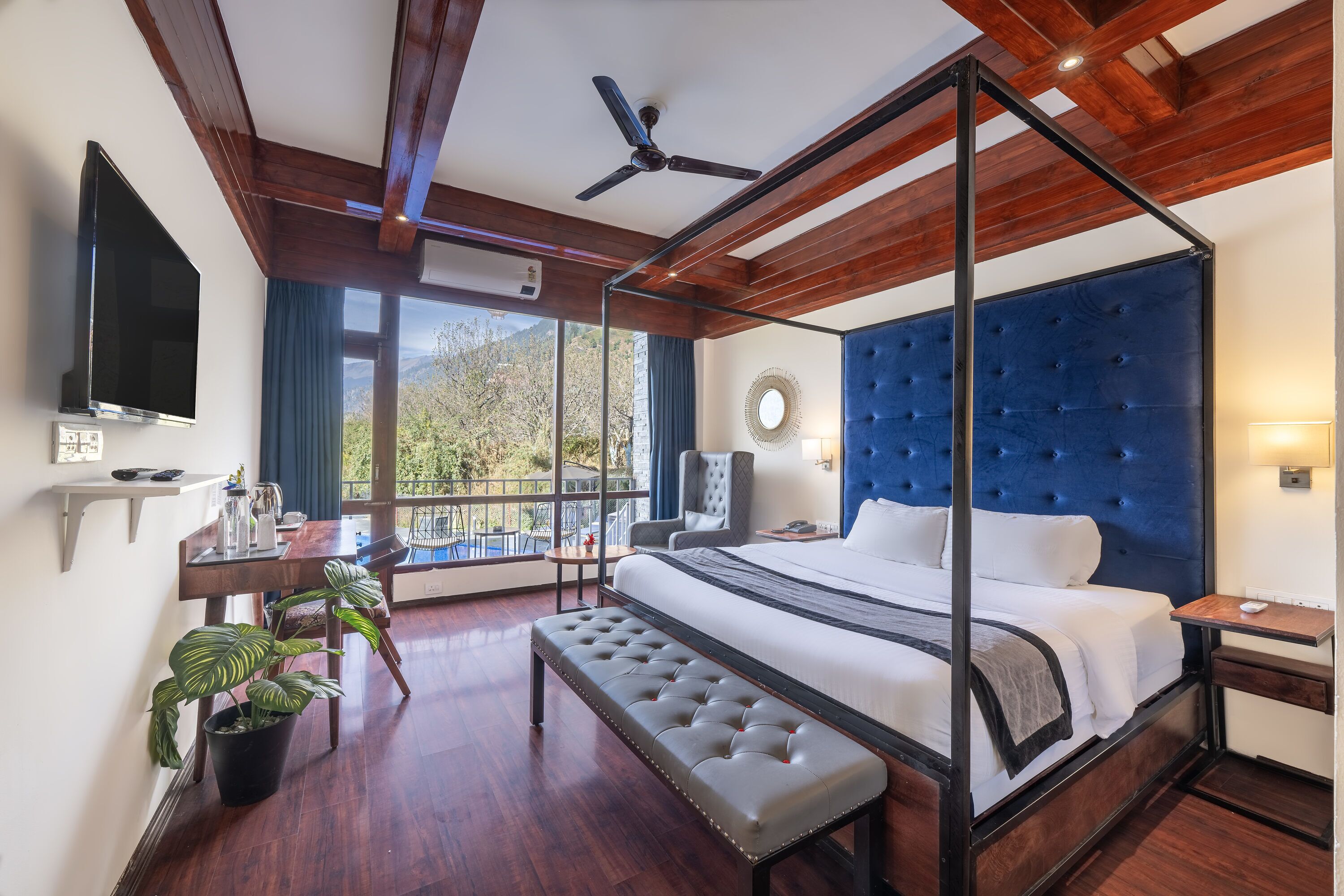 Escritorio, espacio para trabajar con laptop y cortinas blackout 