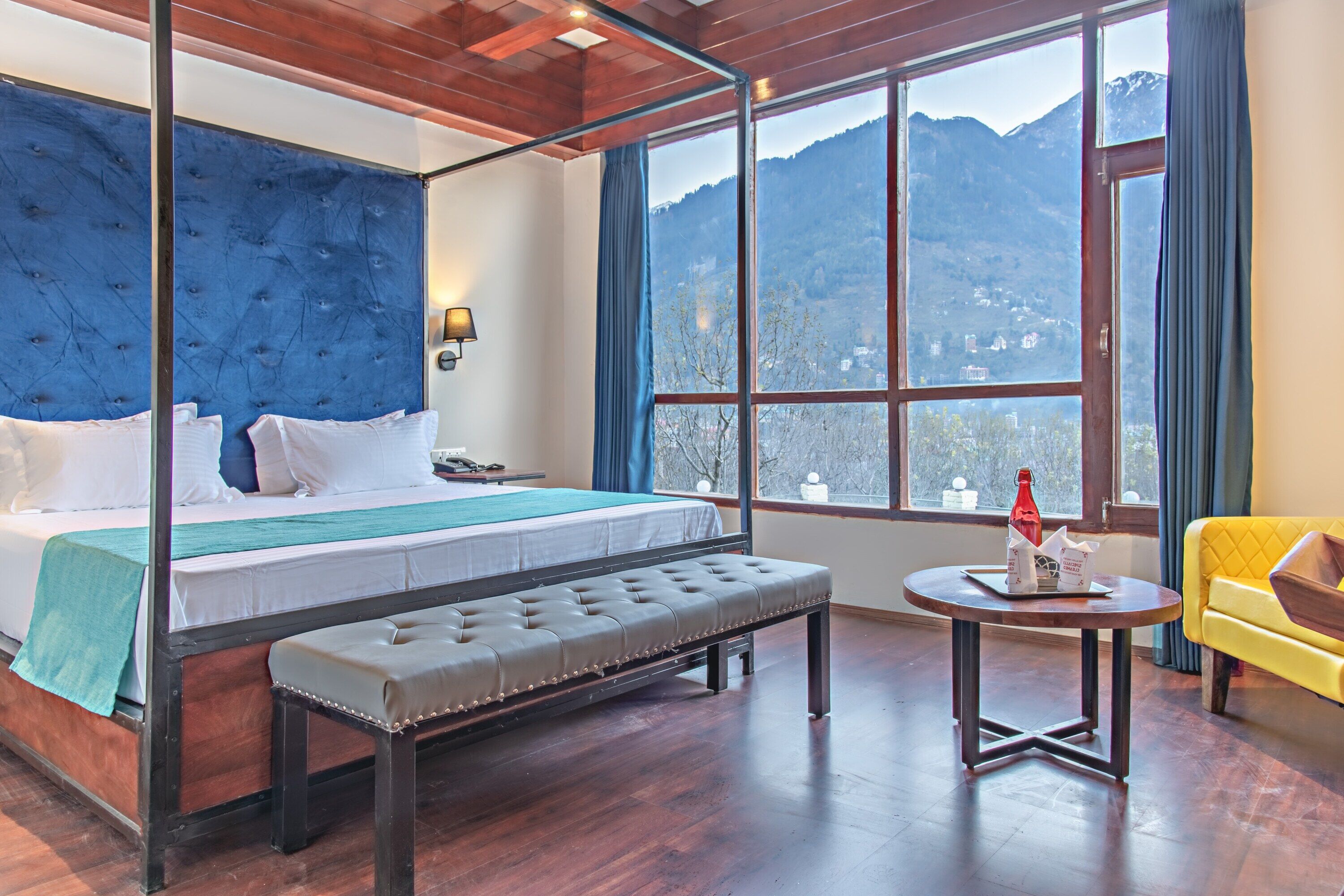 Escritorio, espacio para trabajar con laptop y cortinas blackout 