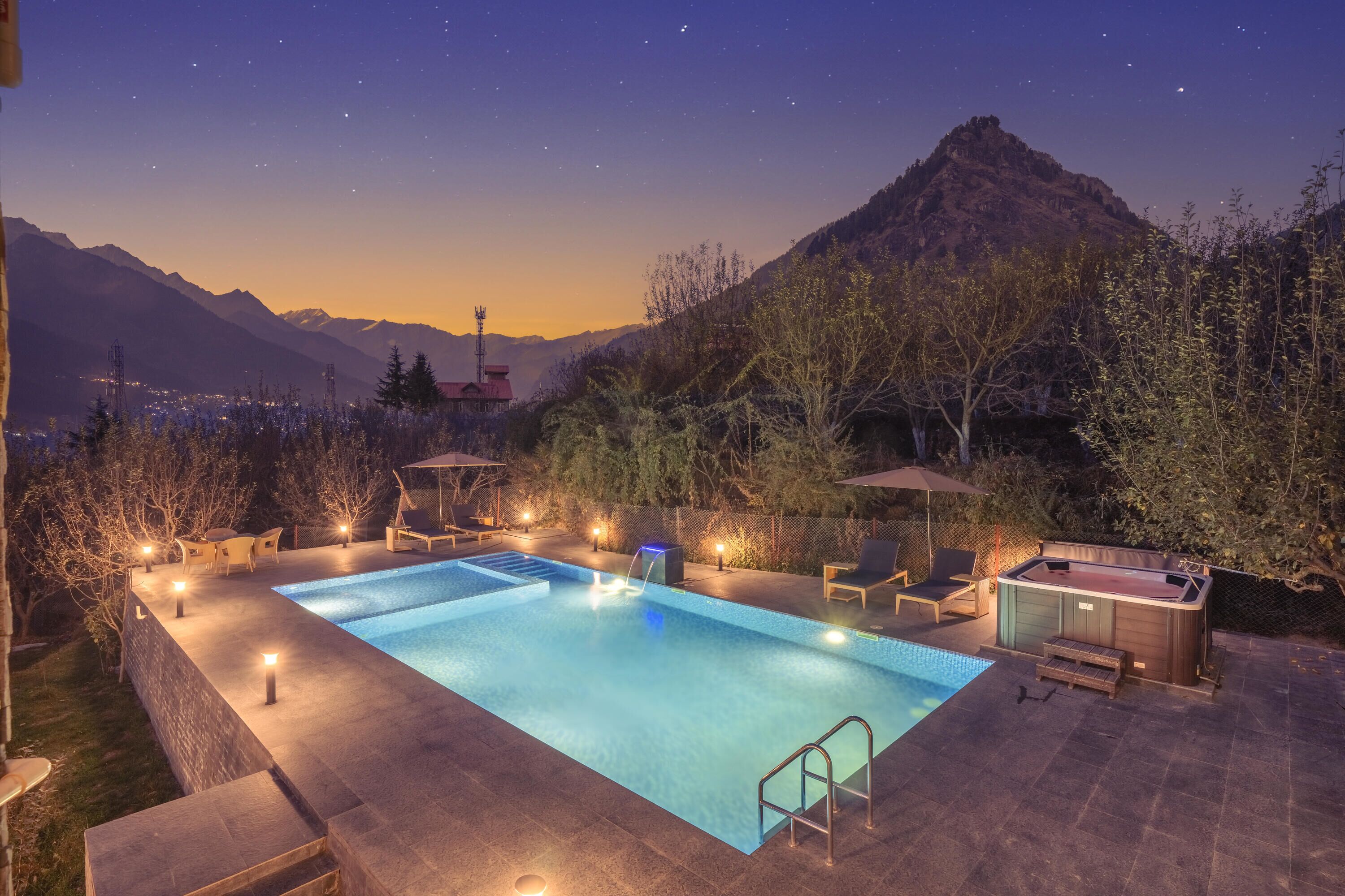Una piscina al aire libre, sombrillas, sillones reclinables de piscina