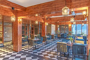 Desayuno buffet (INR 500 por persona) 