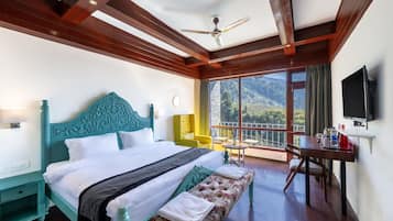 Luxury Room, Balcony | Desk, laptop workspace, blackout drapes, rollaway beds