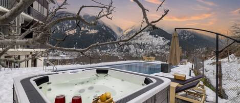 Outdoor spa tub