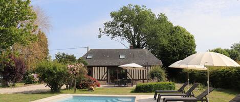 Een buitenzwembad, een verwarmd zwembad