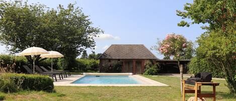 Una piscina al aire libre, una piscina climatizada