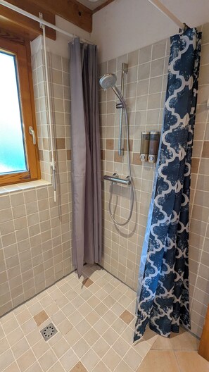 Dusche, umweltfreundliche Kosmetikartikel, Haartrockner, Handtücher