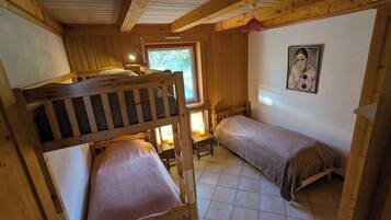 2 bedrooms, travel cot, bed sheets