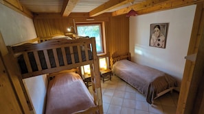 2 bedrooms, travel cot, bed sheets