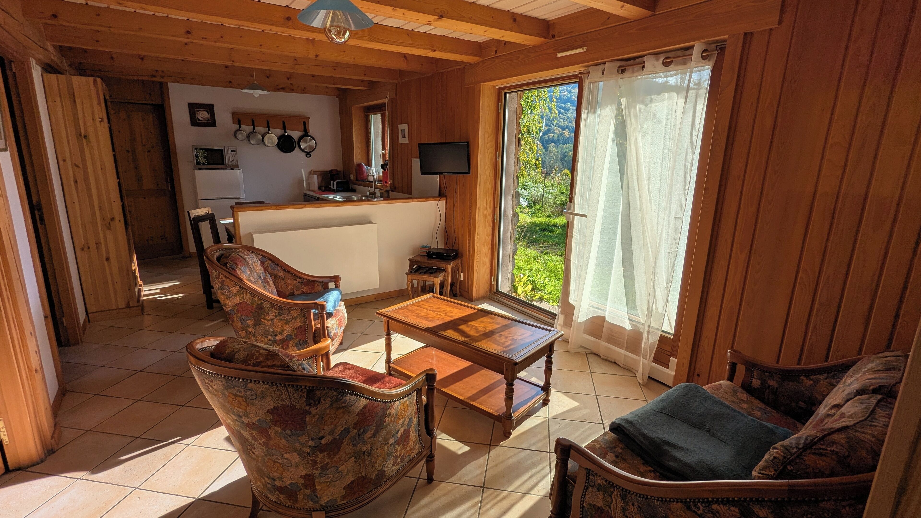 Tv, dvd-spelare, böcker och ett filmbibliotek