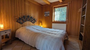 2 bedrooms, travel crib, bed sheets