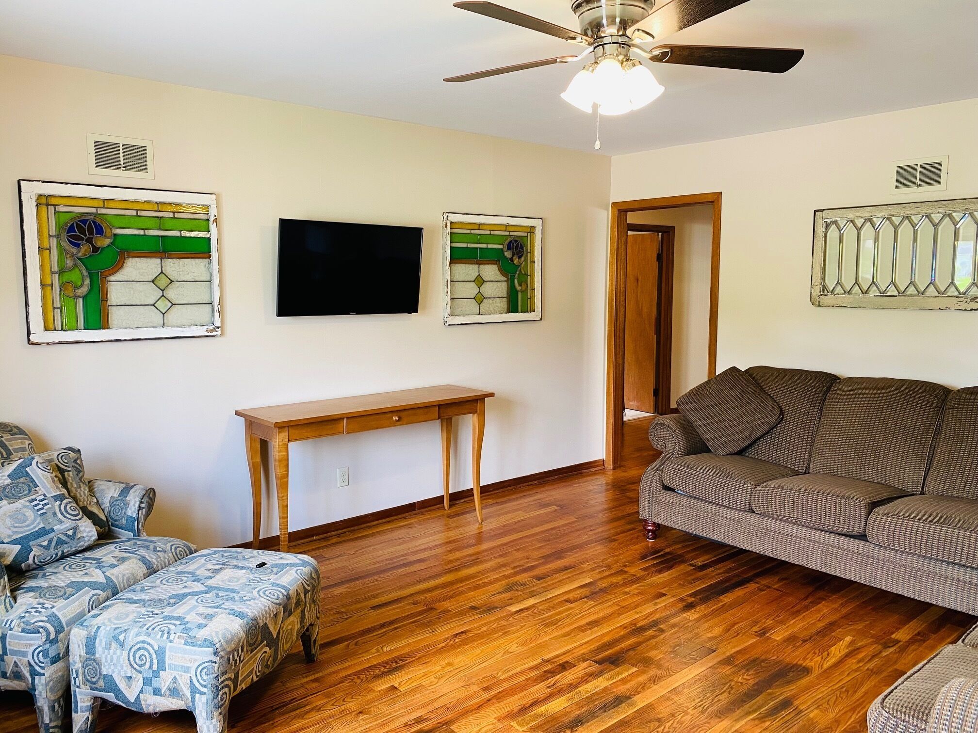 Clean & Basic One Floor House  Close to Park & Lake