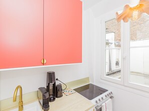 Fridge, oven, dishwasher, coffee/tea maker - Apartment For 2 In Paris, Renovated And Decorated (Paris)