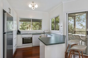 Een koelkast, een magnetron, een oven, een kookplaat