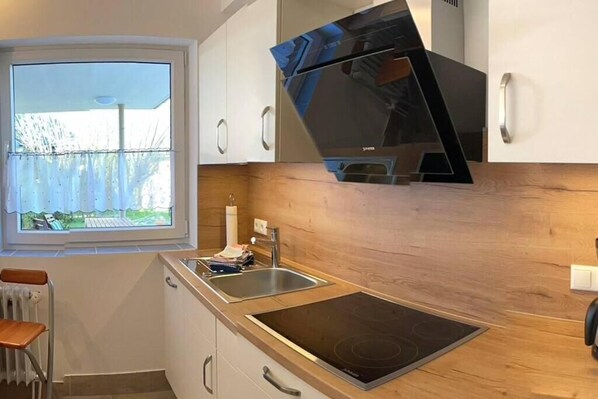 Fridge, oven, stovetop, dishwasher