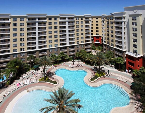 Utendørsbasseng og et oppvarmet basseng