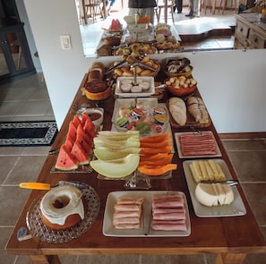 Buffet déjeuner gratuit tous les jours