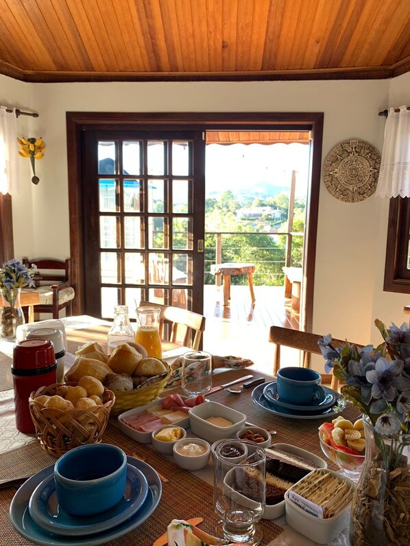 Free daily buffet breakfast - Chalés Vista Linda (Santo Antonio do Pinhal)