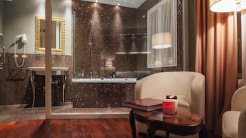 Phòng đôi Cao cấp, bồn tắm thủy lực | Phòng tắm | Đồ dùng nhà tắm miễn phí, máy sấy tóc, dép đi trong nhà