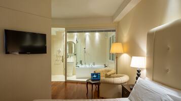 Chambre Double Luxe, baignoire à jets | Coffres-forts dans les chambres, bureau, chambres insonorisées