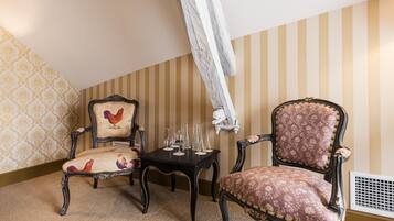 Comfort kamer, 1 twee- of 2 eenpersoonsbedden | Woonruimte | Een 101-cm smart-tv met kabelzenders en televisie