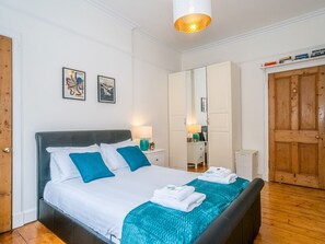 1 bedroom, travel crib, free WiFi, bed sheets - Superb 1 Bed Flat in Traditional Victorian Building - Pass the Keys (Edinburgh)