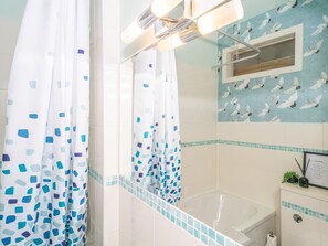 Ensemble douche/baignoire, serviettes fournies, savon, shampoing