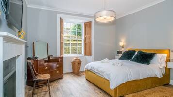 3 soverom, skrivebord, strykejern/-brett og reiseseng for barn