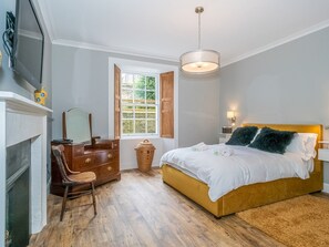 3 makuuhuonetta, työpöytä, silitysrauta/-lauta, vauvan matkasänky