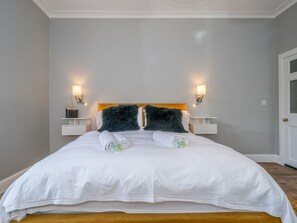 3 habitaciones, escritorio y tabla de planchar con plancha
