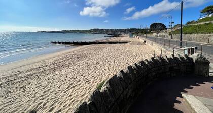 Dizzy Lows Modern 1 Bedroom Swanage Apartment with Bay Views