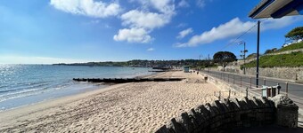 Dizzy Lows Modern 1 Bedroom Swanage Apartment with Bay Views