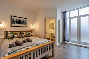 Iron/ironing board, free WiFi, bed sheets - Swanage Sea View Apartment Near beach Dizzy Lows (Swanage)