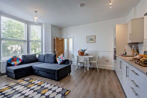 Smart TV, offices - Swanage Sea View Apartment Near beach Dizzy Lows (Swanage)