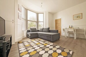 Living area - Dizzy Lows Modern 1 Bedroom Swanage Apartment with Bay Views (Swanage)