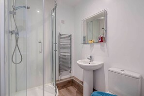 Shower, free toiletries, hair dryer, towels - Swanage Sea View Apartment Near beach Dizzy Lows (Swanage)