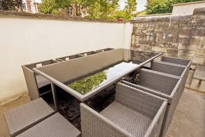 Outdoor dining - Dizzy Lows Modern 1 Bedroom Swanage Apartment with Bay Views (Swanage)