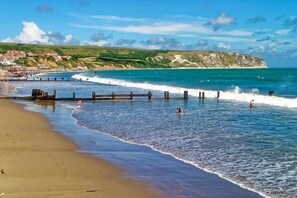 Beach nearby - Swanage Sea View Apartment Near beach Dizzy Lows (Swanage)