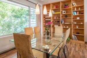 City Apartment | In-room dining - Belton 24 By HostAgents (Cape Town)