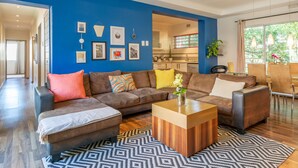 City Apartment | Living area - Belton 24 By HostAgents (Cape Town)