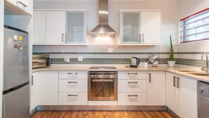 City Apartment | Private kitchen - Belton 24 By HostAgents (Cape Town)